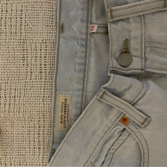 Levi’s PREMIUM Wide Leg Mid Length shorts in Light wash - Picture 5 of 5